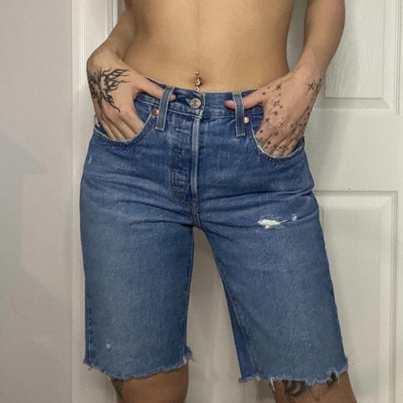 Denim Levi Jean Mid Thigh 501 Bermuda Shorts - Picture 2 of 4